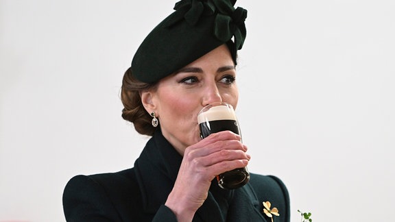 Die britische Prinzessin Kate trinkt Guinness