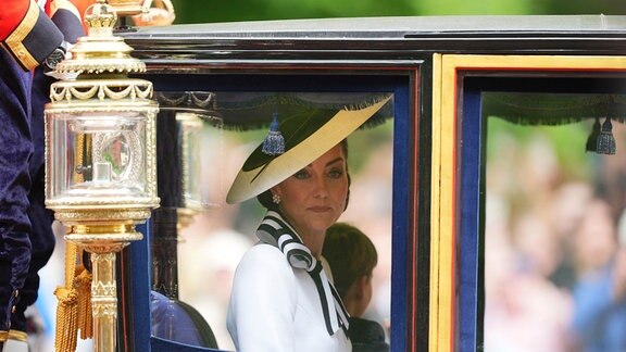 Kate, Princess of Wales, fährt in der Kutsche entlang der Mall zur «Trooping the Colour»-Zeremonie auf der Horse Guards Parade.