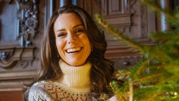 Dieses vom Kensington Palace herausgegebene Foto zeigt Kate, Prinzessin von Wales, in der Westminster Abbey im Jahr 2022, während sie einen Tannenbaum weihnachtlich dekoriert.