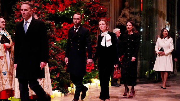 James Middleton, Alizee Thevenet, Pippa Middleton und Carole Middleton bei der Ankunft in der Westminster Abbey in London