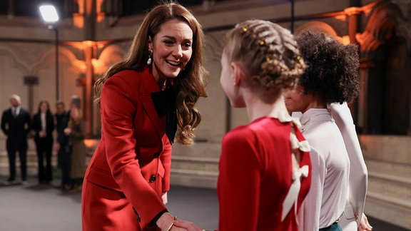 Prinzessin Kate gibt einem Mädchen die Hand.