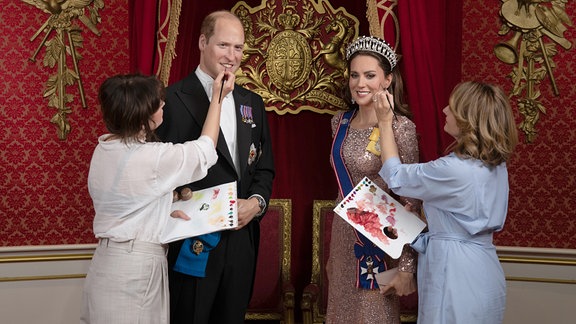 Letzte Vorbereitungen an den neuen Wachsfiguren von Kate, Prinzessin von Wales, und Prinz William
