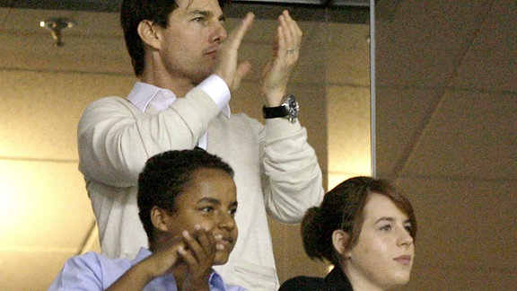 Schauspieler Tom Cruise (Mitte) klatscht mit seinem Sohn Connor (links) und seiner Tochter Isabella (rechts) am Ende des MLS-Fußballspiels zwischen den Los Angeles Galaxy und Chivas USA in Carson, Kalifornien, Samstag, 26. April 2008.