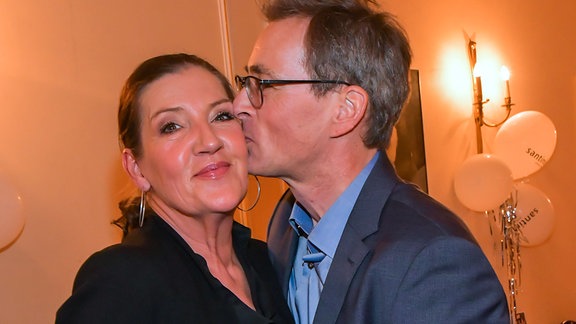 Schauspielerkollege Jan Sosniok küsst Schauspielerin Katy Karrenbauer, auf die Wange (2018)
