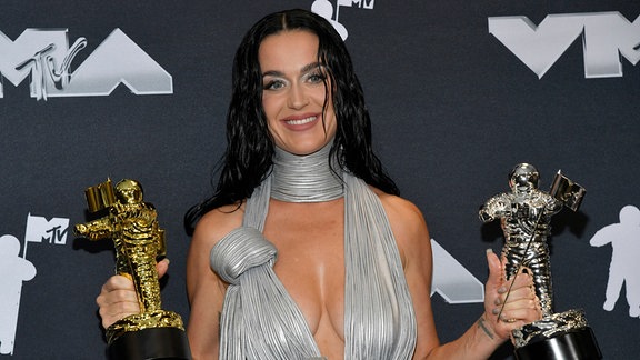 Katy Perry posiert im Presseraum mit dem Video Vanguard Award und dem VMAs berühmtesten Performance-Award für „Roar“ während der MTV Video Music Awards