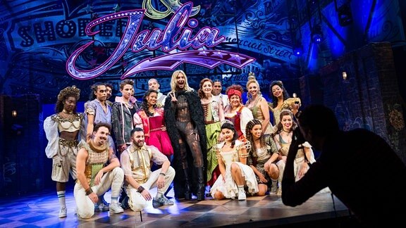 Bill Kaulitz posiert mit den Darstellern des Musicals «& JULIA» auf der Bühne.