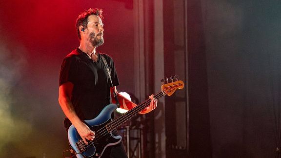 Keanu Reeves mit einem Bass auf einer Bühne