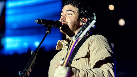 Kevin Jonas tritt mit den Jonas Brothers vor einem Eishockeyspiel der NHL Stadium Series zwischen den New Jersey Devils und den Philadelphia Flyers auf.