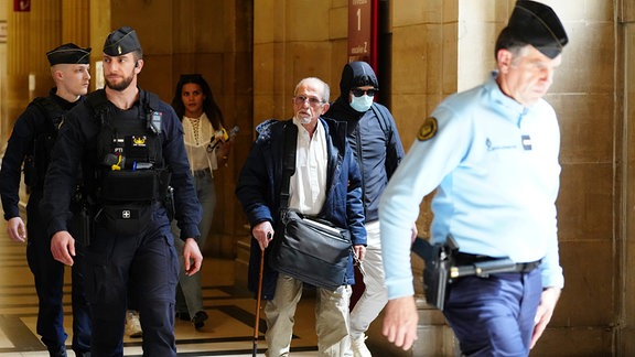 Der Angeklagte Aomar Aït Khedache, einer der Männer, die wegen des bewaffneten Raubüberfalls auf Kim Kardashian im Jahr 2016 angeklagt sind, kommt im Justizpalast in Paris an.