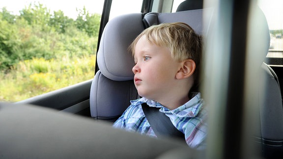 Kind im Kindersitz