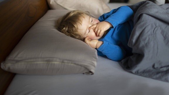 Thema: Kleinkind schläft im elterlichen Bett.