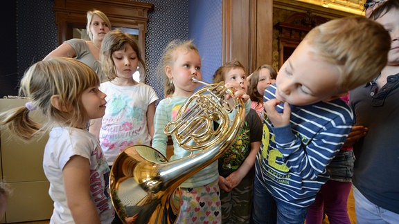 Kindergartenkinder mit einem Musikinstrument