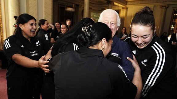 König Charles III. (2.v.r) trifft die neuseeländische Rugby-Union-Mannschaft der Black Ferns im Buckingham-Palast.