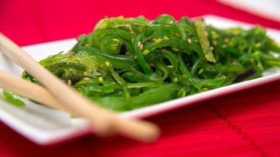 Sesam passt gut zu asiatischen Algensalaten - dieser ist aus Wakame zubereitet