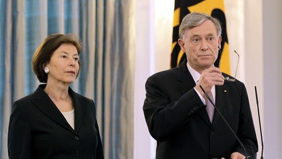 Zusammen mit seiner Frau Eva Luise gibt Bundespräsident Horst Köhler am Montag (31.05.2010) im Schloss Bellevue in Berlin seinen Rücktritt bekannt