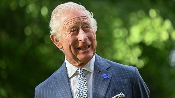 König Charles III. von Großbritannien lächelt 