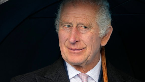 Der britische König Charles III. nimmt an einer Bootstour im Hamburger Hafen teil.