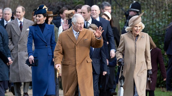König Charles III und Königin Camilla und andere Mitglieder der königlichen Familie kommen zum Weihnachtsgottesdienst in Sandringham,