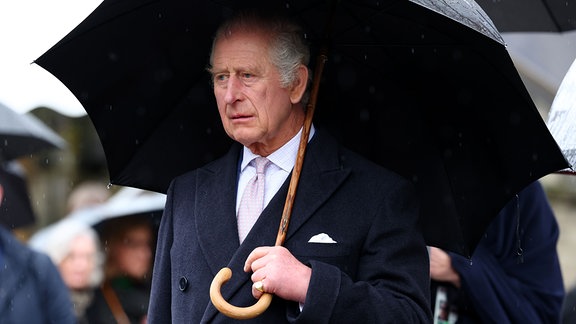 König Charles III. von Großbritannien nimmt am Mahnmal St. Nikolai an einer Kranzniederlegung teil