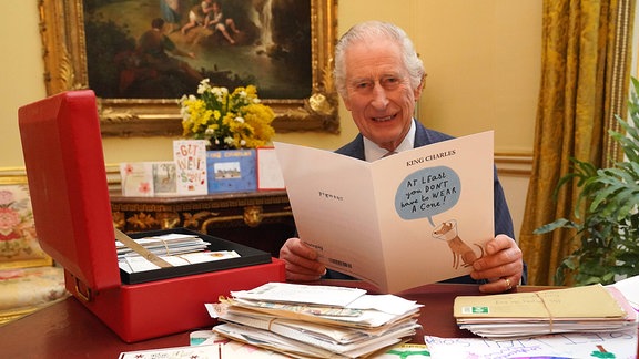 König Charles III. liest Briefe