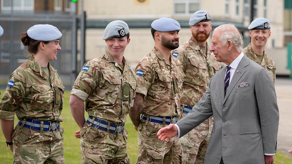 König Charles III. von Großbritannien begrüßt Soldaten im Army Aviation Centre. 