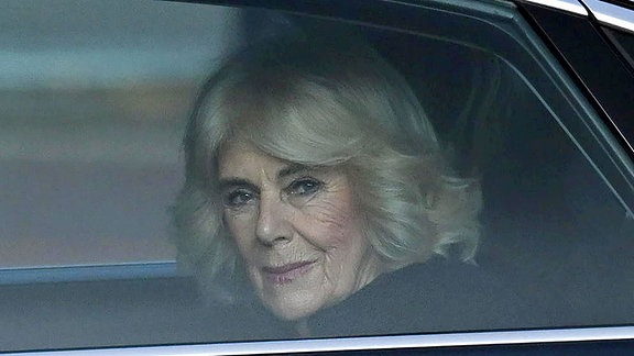 Königin Camilla trifft bei der feierlichen Begrüßung des Amir von Katar bei Horse Guards ein.