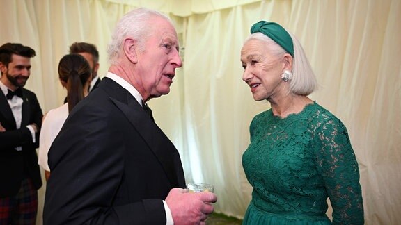 König Charles spricht mit Helen Mirren.