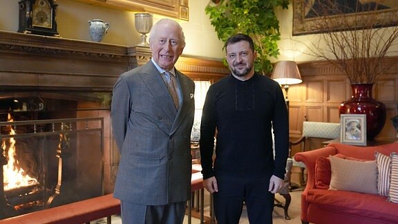 König Charles III. trifft den ukrainischen Präsidenten Wolodymyr Selenskyj auf dem Anwesen Sandringham in Norfolk.