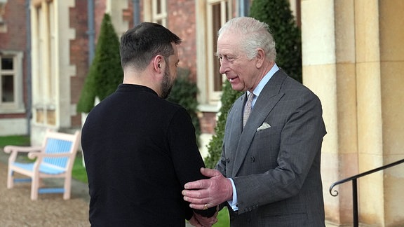 König Charles III. trifft den ukrainischen Präsidenten Wolodymyr Selenskyj auf dem Anwesen Sandringham in Norfolk.