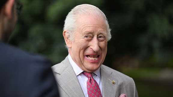 König Charles III. lacht