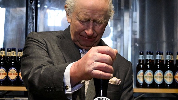 König Charles zapft Bier