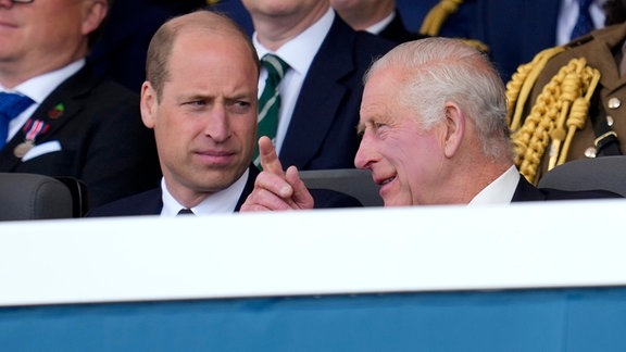 William (l), Prinz von Wales, und König Charles III. von Großbritannien