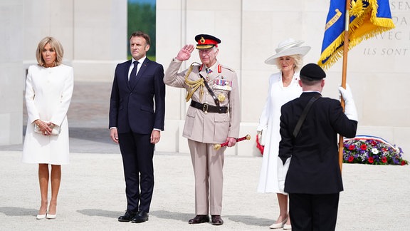 Königin Camilla (l-r), der britische König Charles III., Frankreichs Präsident Emmanual Macron und Brigitte Macron