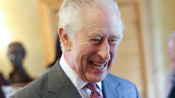 König Charles III., herzhaft lachend, während seiner Geburtstagsparty 2023 