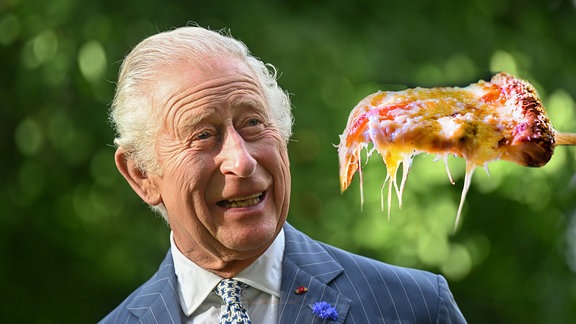 König Charles mit Pizza
