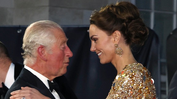 Englands König Charles spricht mit Kate, der Herzogin von Cambridge