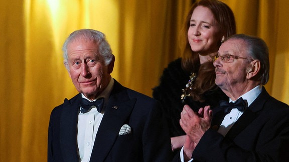 König Charles auf der Tribüne bei der "Royal Variety Performance" in London 2024.