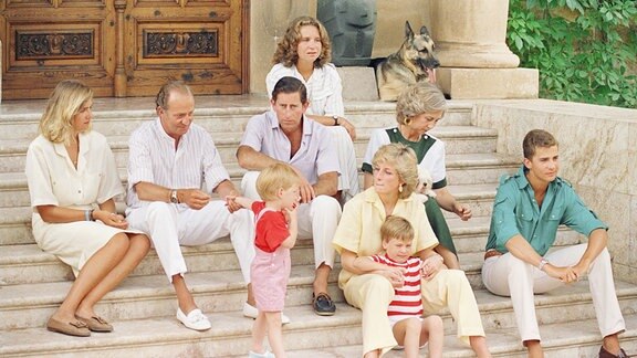 Der englische Prinz Harry hält die Hand seines Gastgebers, König Juan Carlos von Spanien, während er seine Mutter Diana, Prinzessin von Wales, am Sonntag am Eingang des Marivent-Palastes betrachtet