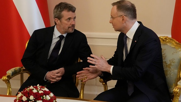 König Frederik X. von Dänemark und Andrzej Duda sprechen während eines gemeinsamen Treffens.