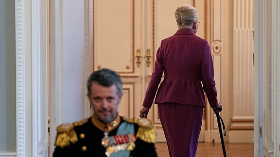 Königin Margrethe (r) verlässt die Sitzung des Staatsrates nach der Unterzeichnung der Abdankungserklärung. 