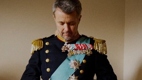 König Frederik in Uniform.