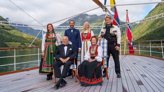 Norwegens König Harald, Königin Sonja, Kronprinz Haakon, Kronprinzessin Mette-Marit,  Prinzessin Ingrid Alexandra und Prinz Sverre Magnus an Bord der Kingship Norway.