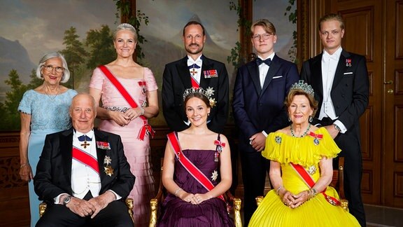 Norwegens Prinzessin Ingrid Alexandra, vorne in der Mitte, und die königliche Familie posieren für ein Foto im Schloss in Oslo, Freitag, 17. Juni 2022. Prinzessin Ingrid Alexandra wurde am 21. Januar 2022 18 Jahre alt. Vordere Reihe, König Harald, Prinzessin Ingrid Alexandra und Königin Sonja, hintere Reihe von...
