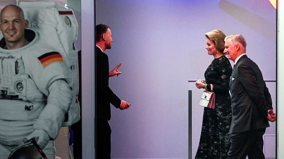 König Philippe und Königin Mathilde von Belgien besuchen das Deutche Zentrum für Luft- und Raumfahrt.