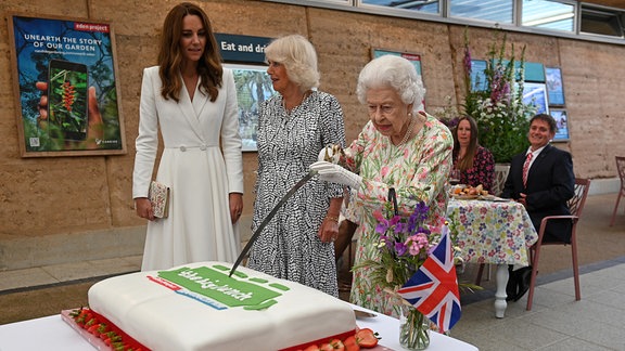 Königin Elizabeth II. schneidet 2021 in Anwesenheit von Kate, Herzogin von Cambridge, Camilla, Herzogin von Cornwall, eine Torte an.