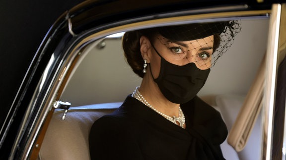 Kate, Herzogin von Cambridge, schaut aus einem Autofenster.