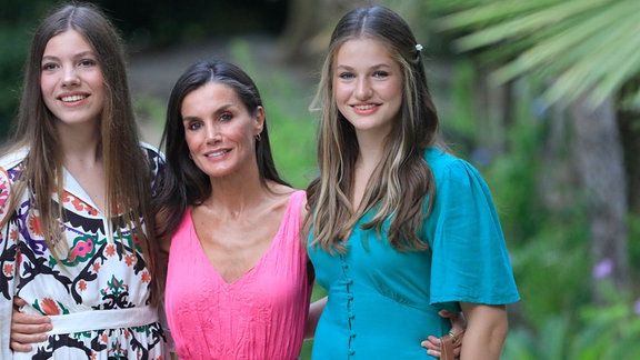 Letizia (M), Königin von Spanien, ihre Töchter Leonor (r), Prinzessin von Spanien, und die Infantin Sofia besuchen das Dorf Bunyola während ihrer Sommerferien.
