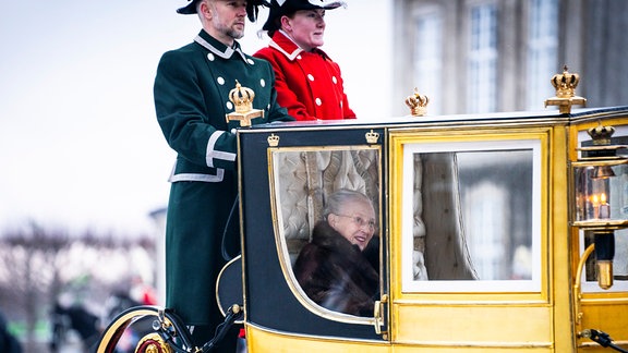 Dänemarks Königin Margrethe II. wird vom Husarenregiment eskortiert, als sie in einer Pferdekutsche vom Schloss Christian IX. in Amalienborg zum Schloss Christiansborg in Kopenhagen fährt.