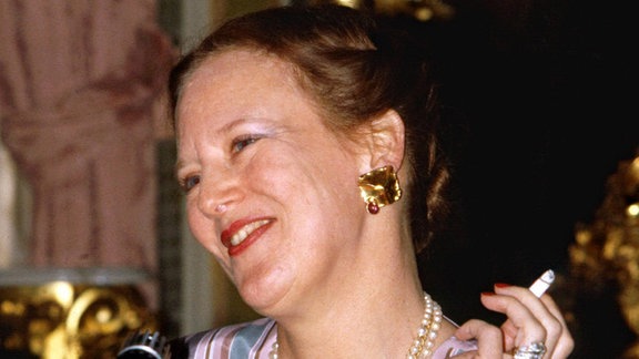 Königin Margrethe II. von Dänemark raucht 1999 öffentlich bei einem Termin.