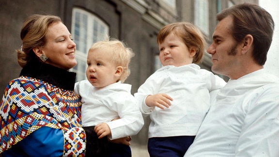 Prinzessin Margrethe von Dänemark und Prinz Henrik mit ihren Söhnen Joachim (links) und Frederik.